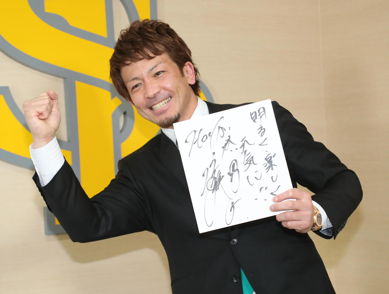 「明るく　楽しく　元気に！！」と色紙に記した松田宣浩は得意の「熱男」ポーズを決める（撮影・梅根麻紀）