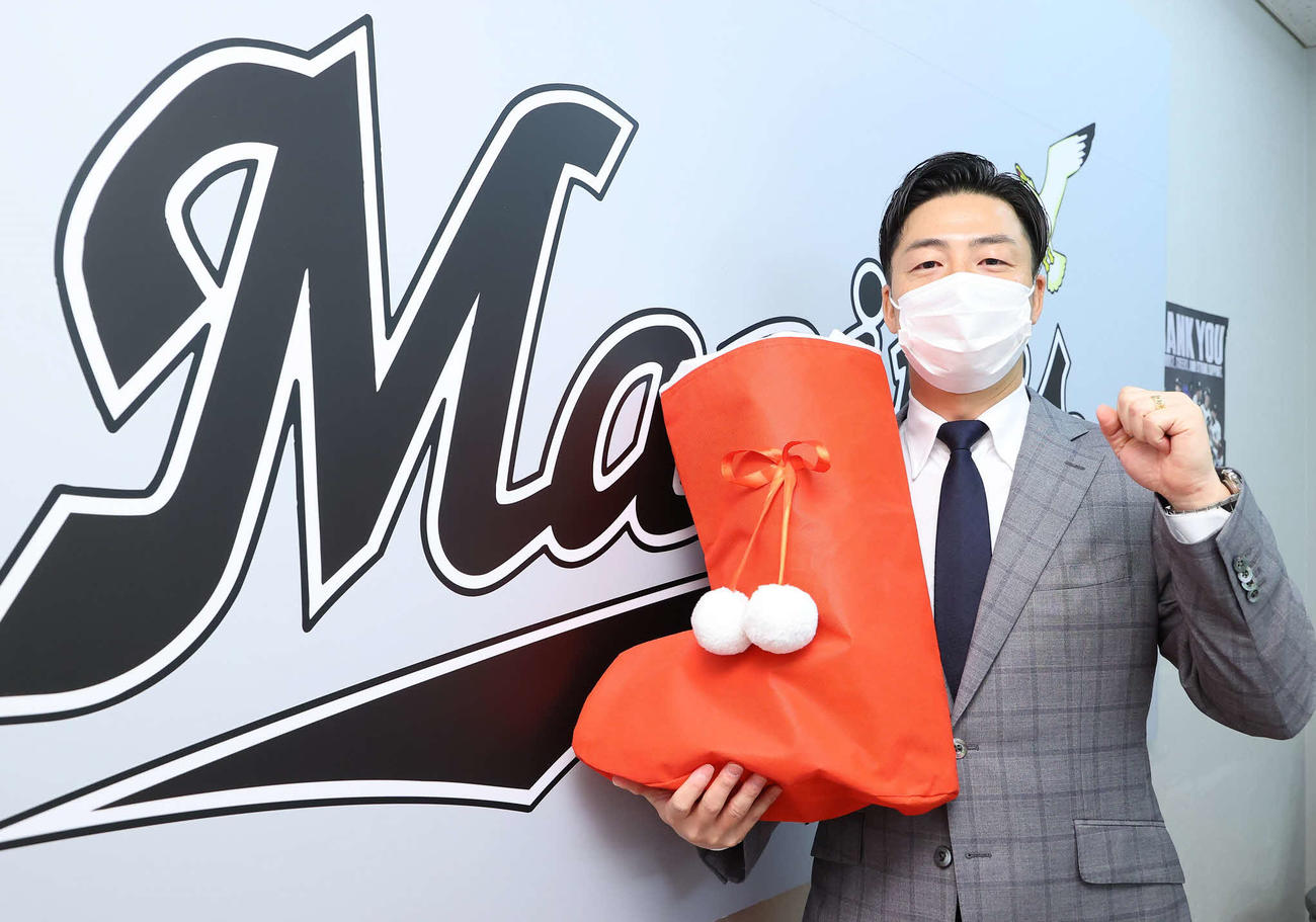 契約更改を終えたロッテ美馬（代表撮影）