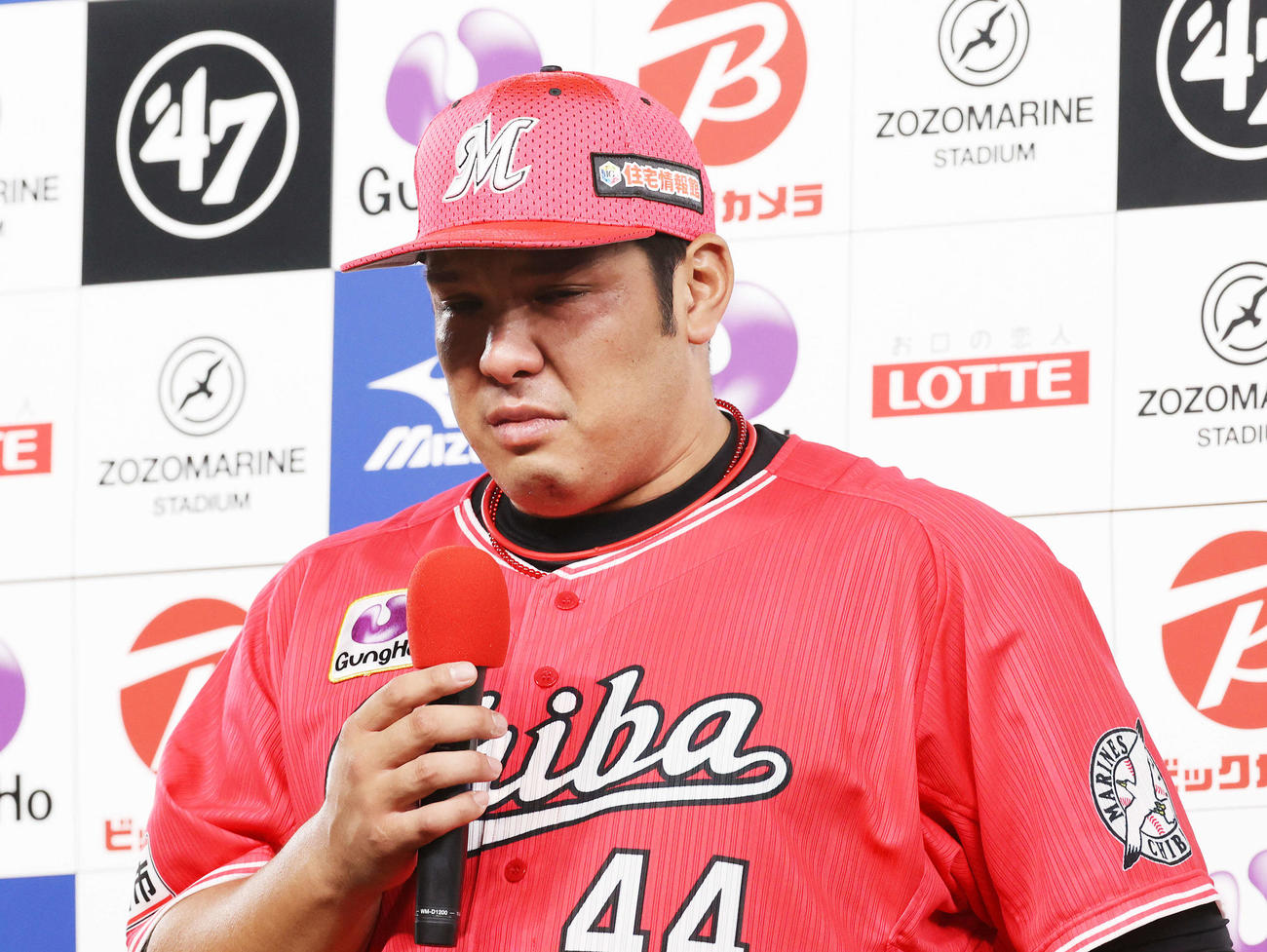ロッテ対楽天　お立ち台で涙ぐむロッテ井上（2020年10月13日撮影）