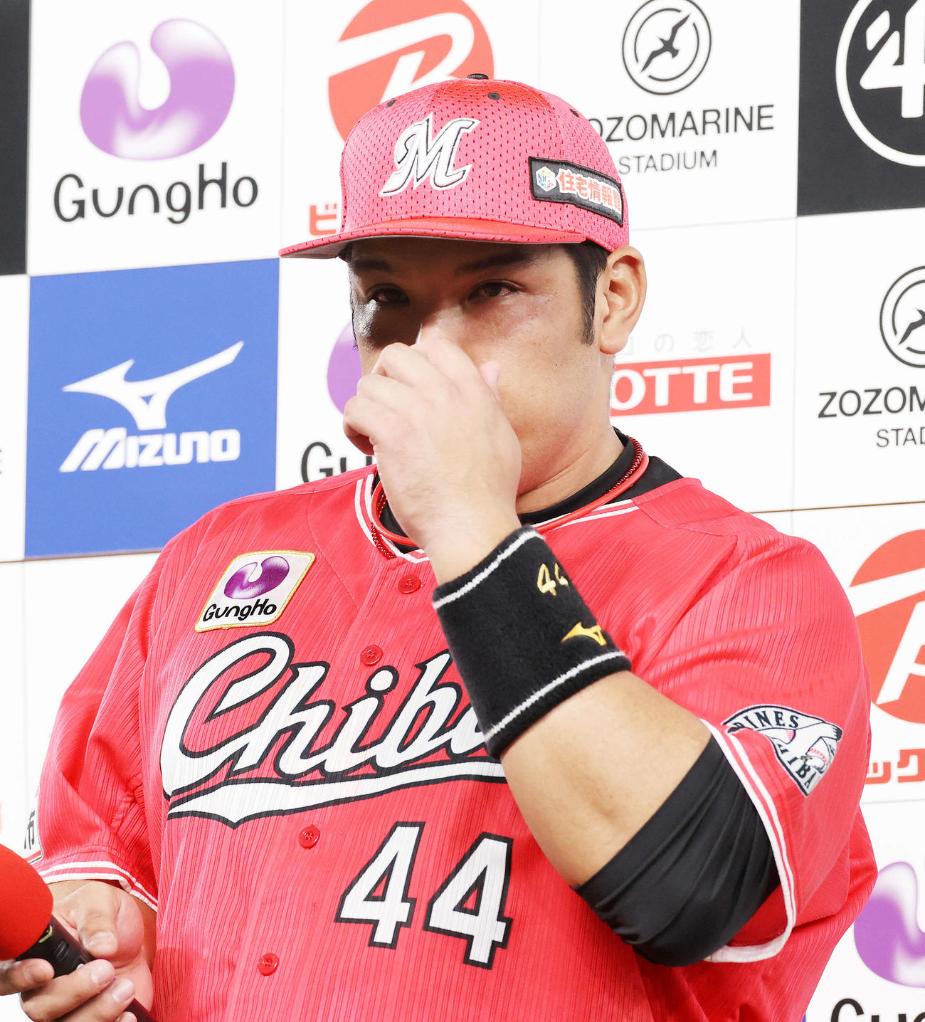 ロッテ対楽天　お立ち台で涙ぐむロッテ井上（2020年10月13日撮影）