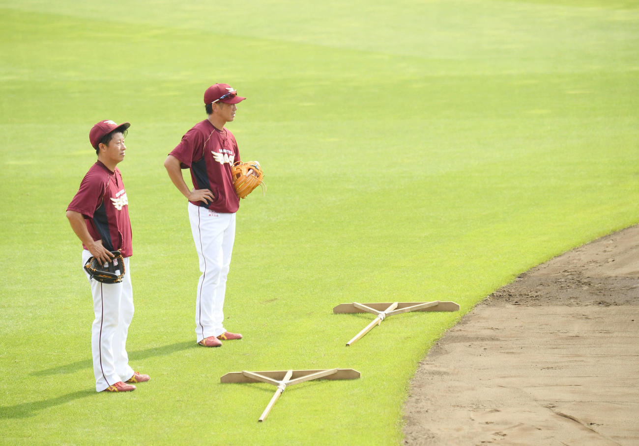 試合前練習でトンボを前にたたずむ楽天楽天渡辺直（左）と藤田（2020年8月5日撮影）