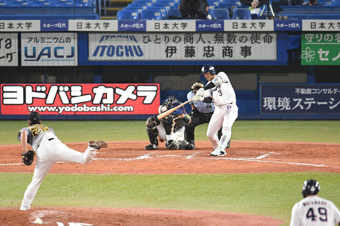 ヤクルト対阪神　9回裏ヤクルト2死、一、二塁、西浦は左翼へサヨナラ3点本塁打を放つ。投手藤川（2020年6月25日撮影）