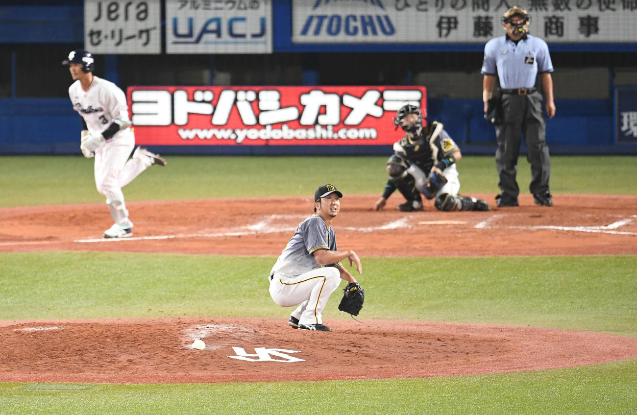 ヤクルト対阪神　9回裏ヤクルト2死一、二塁、藤川は西浦にサヨナラ3点本塁打を許し、マウンドにしゃがみこむ（2020年6月25日撮影）