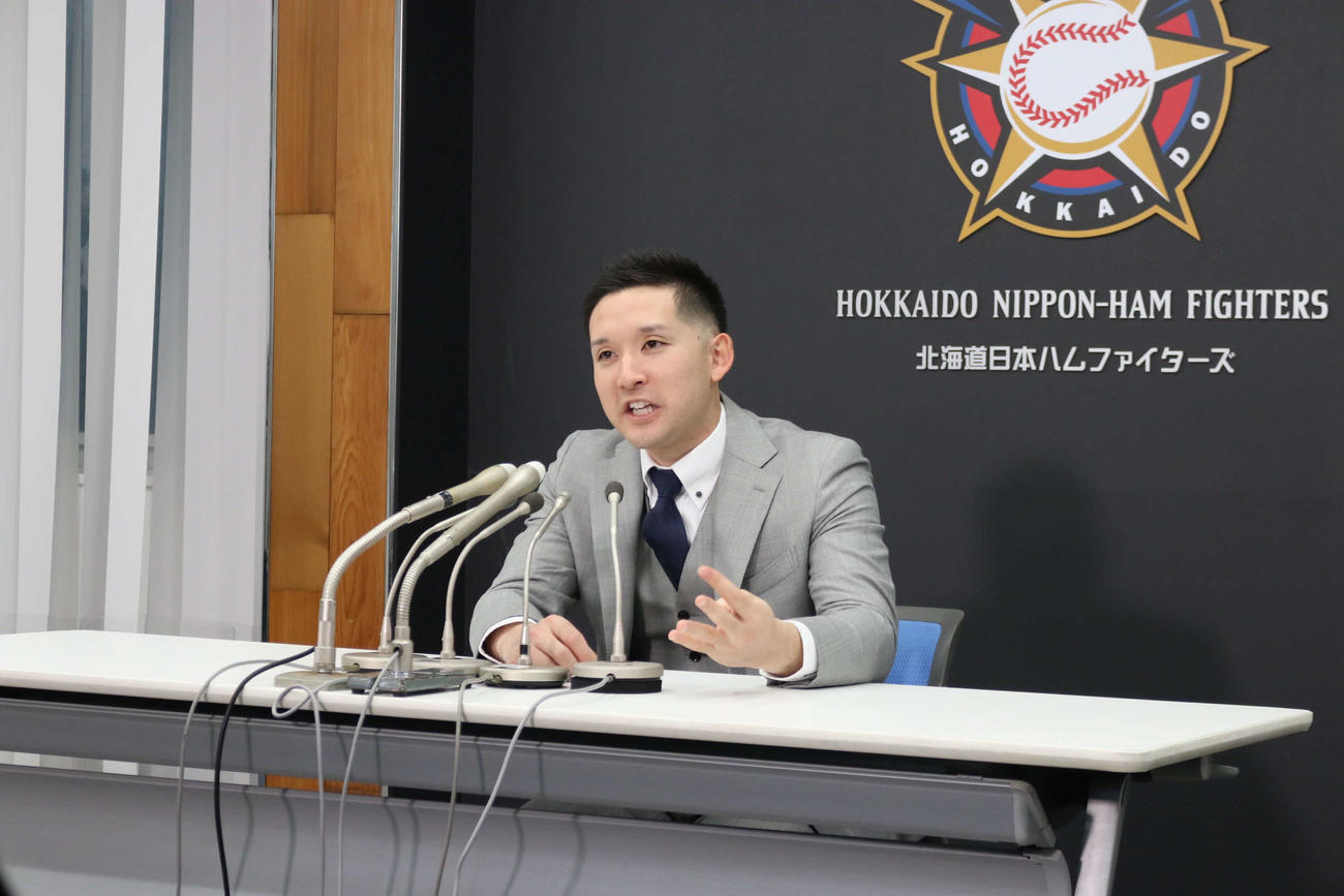 残留表明会見で指を折って野生化計画の“5大秘技”について説明する日本ハム杉谷（2020年11月30日撮影）