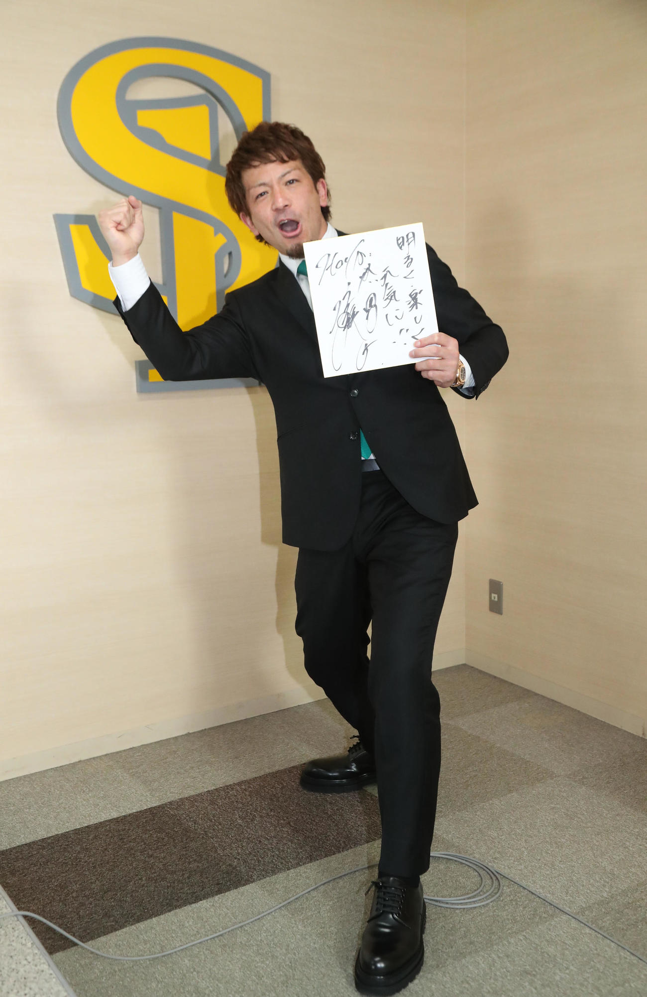 「明るく　楽しく　元気に！！」と色紙に記した松田宣浩は得意の「熱男」ポーズを決める（撮影・梅根麻紀）