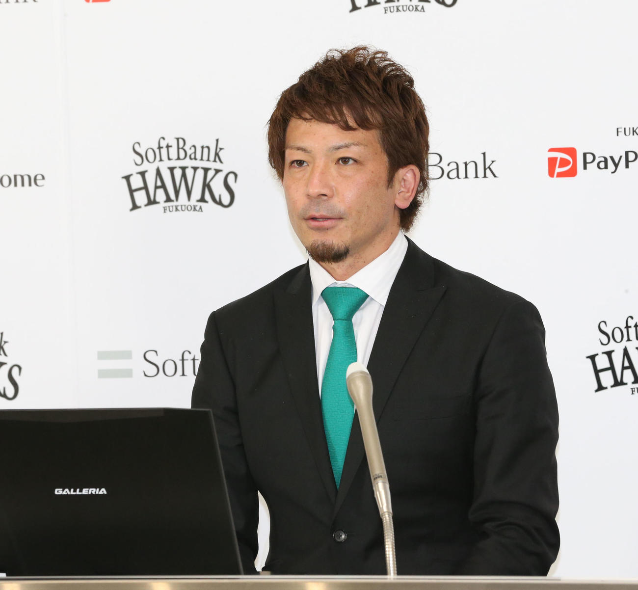 契約更改を終えた松田宣浩は会見で話をする（撮影・梅根麻紀）