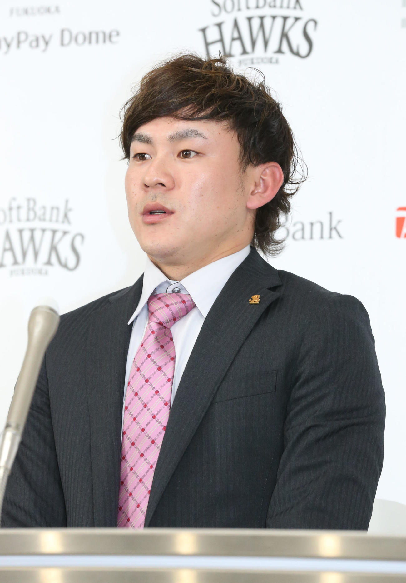 契約更改を終えた牧原大成は会見で話をする（撮影・梅根麻紀）