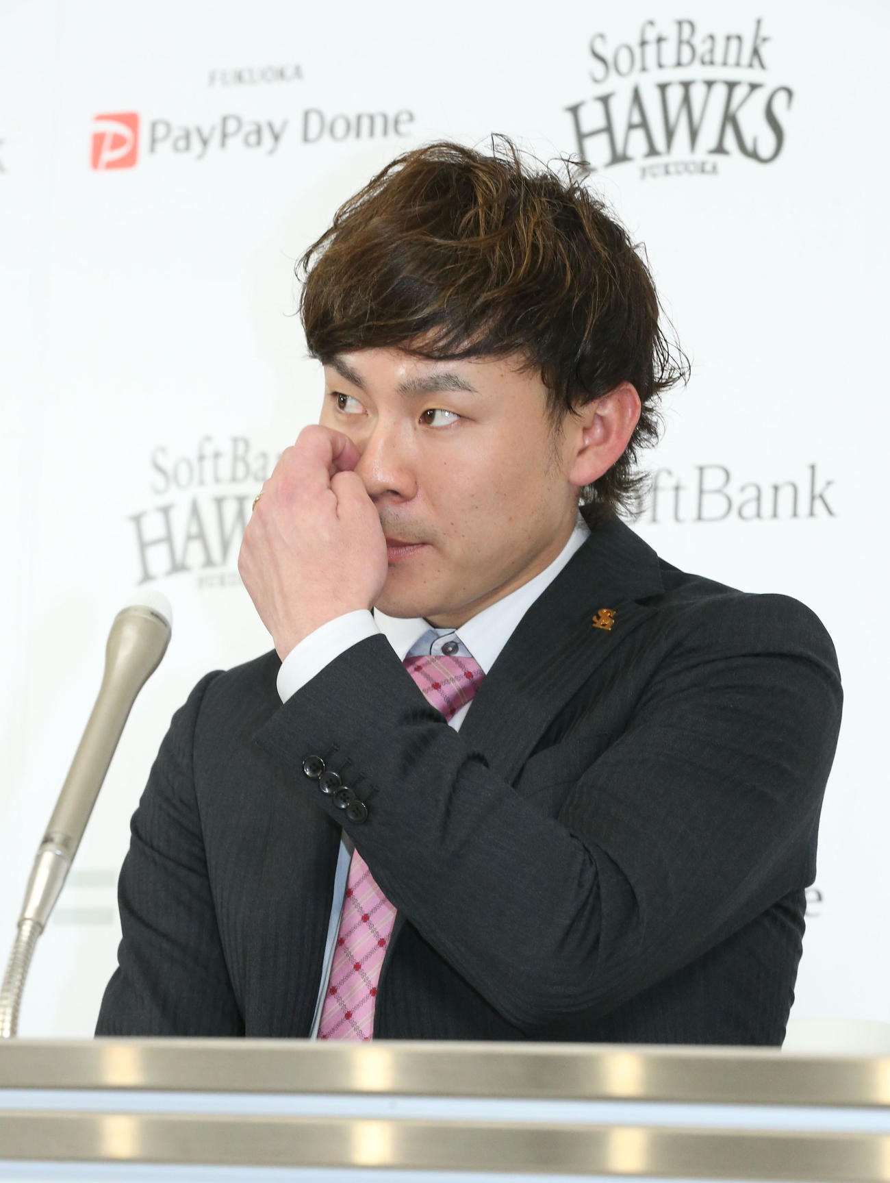 契約更改を終えた牧原大成は会見で話をする（撮影・梅根麻紀）