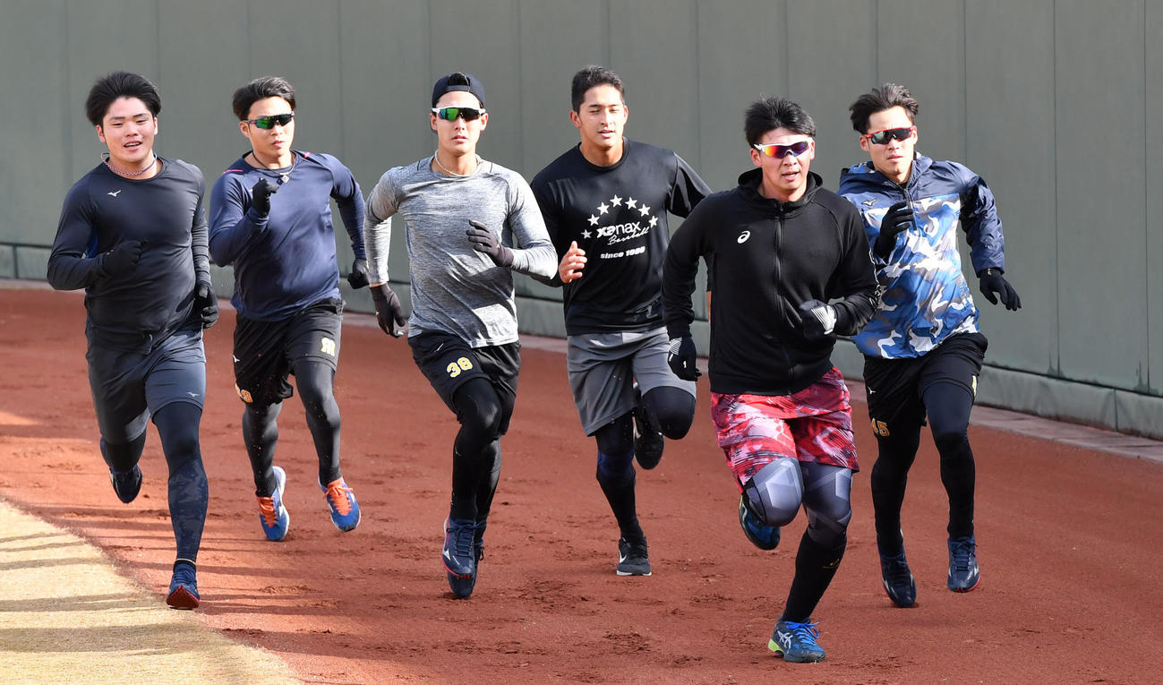 ポール間ダッシュをする（左から）小野寺、藤田、小幡、奥山、井上、遠藤（代表撮影）