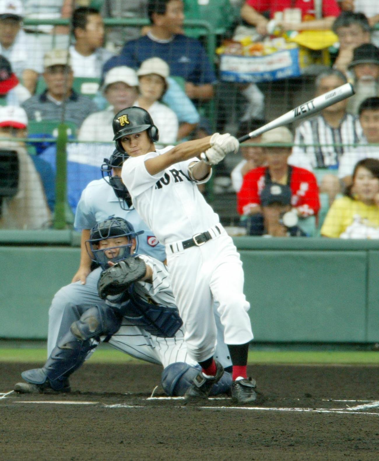 03年8月9日、東海大甲府戦の1回表、左越え先頭打者本塁打を放つ広陵・上本博紀