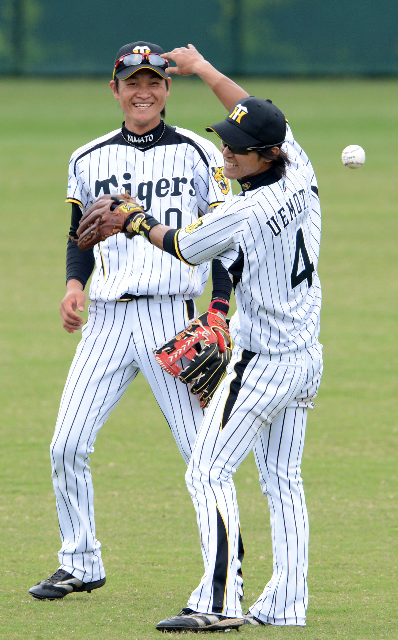 13年2月、練習中に笑顔を見せる大和（左）と上本