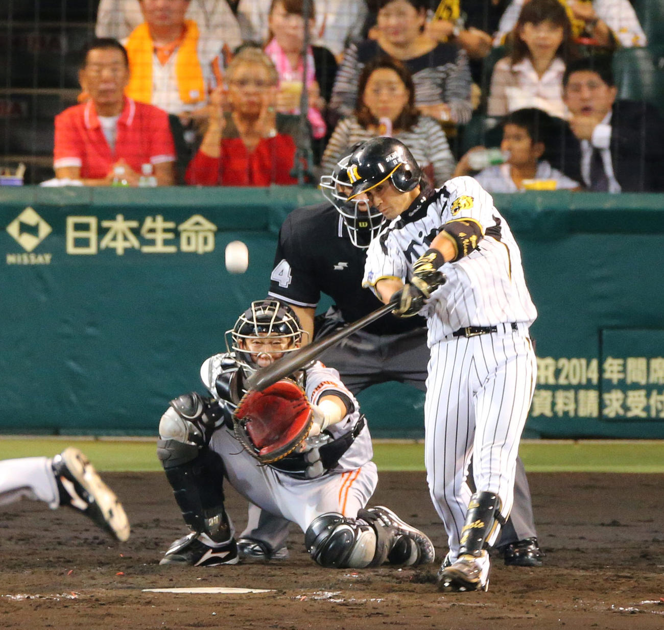 13年10月、巨人戦で同点3点本塁打を放った上本