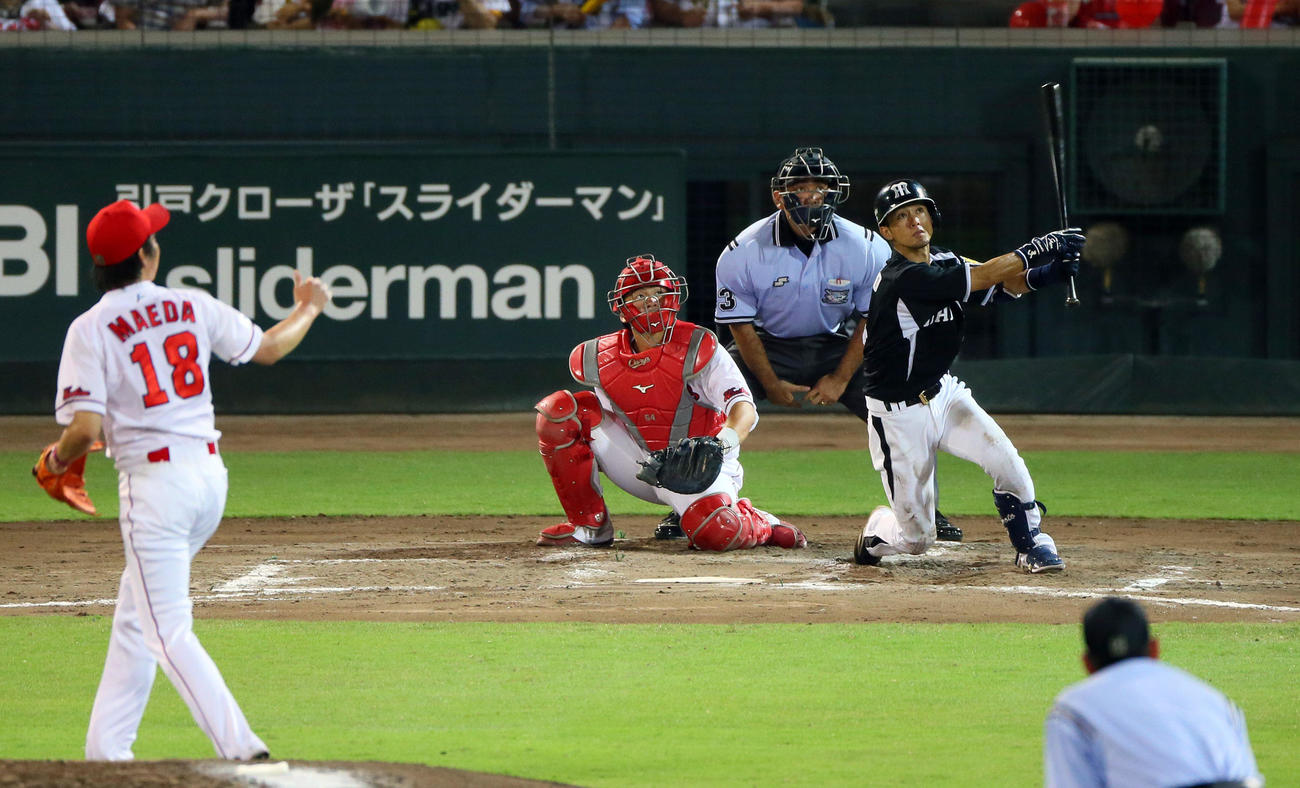 14年7月、広島前田健太から同点2点本塁打を放つ上本
