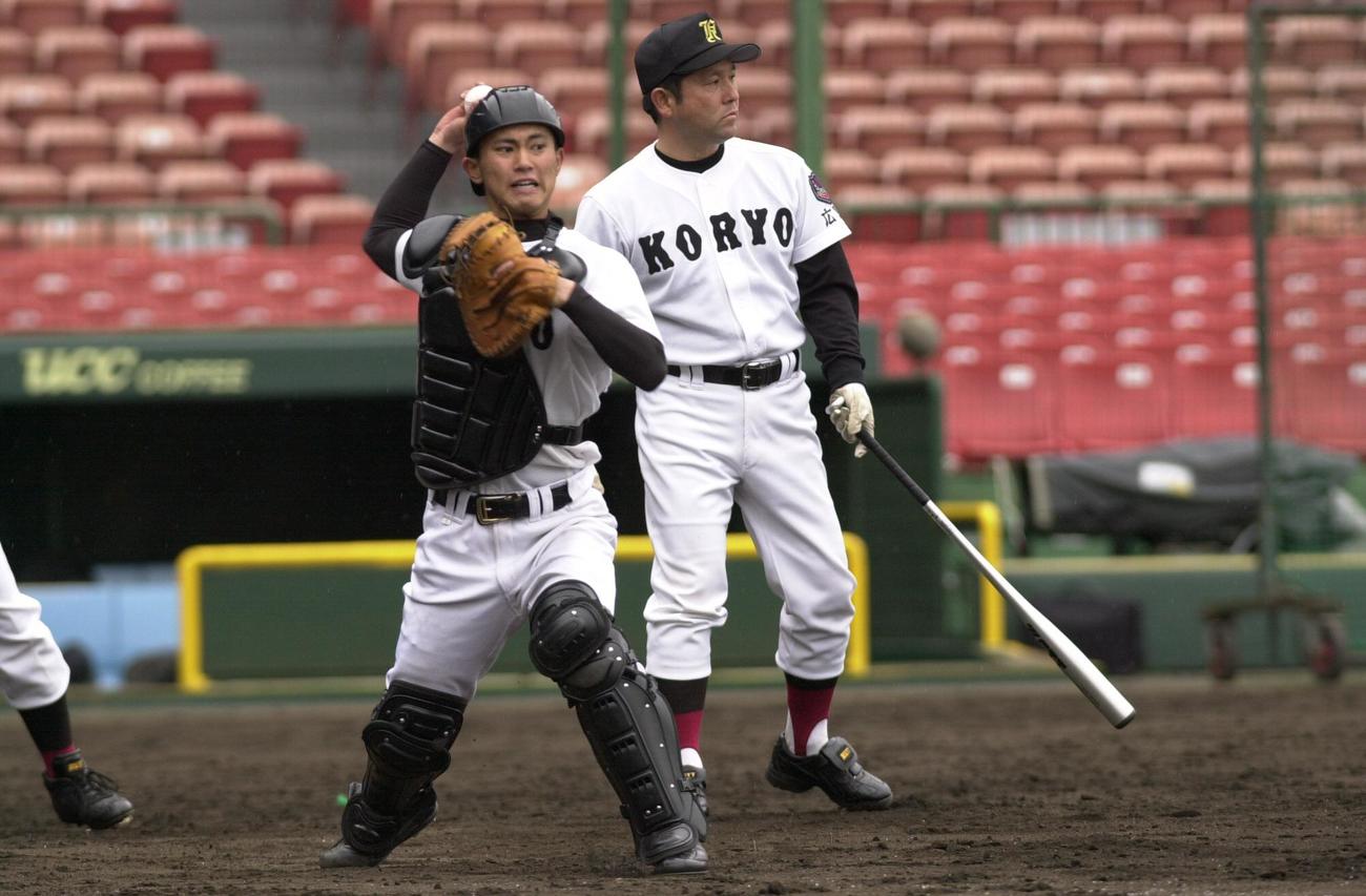 04年3月、広陵時代は捕手としてもプレーした上本博紀（左）