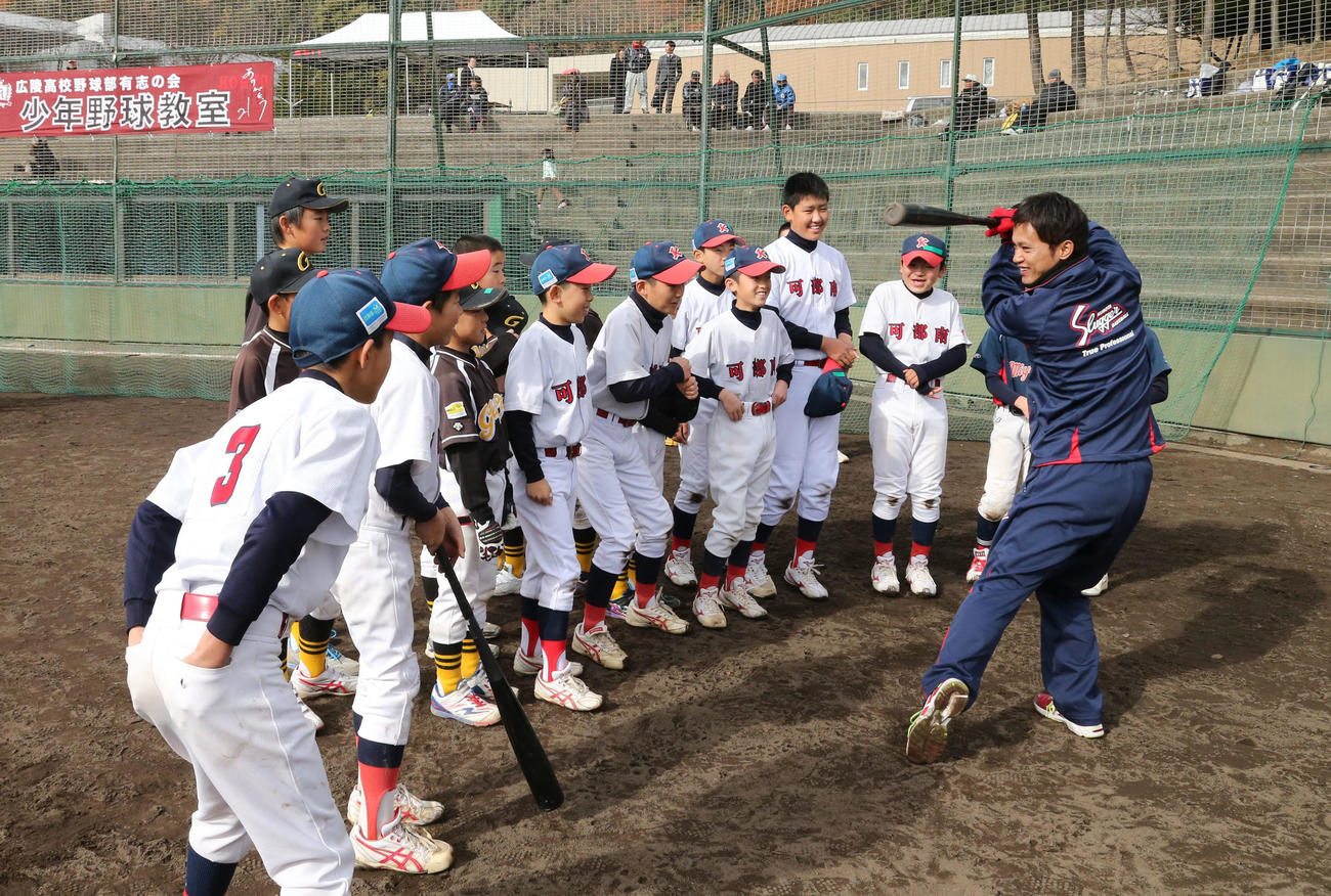 14年12月、少年野球教室で、子どもたちに打撃フォームを披露する上本