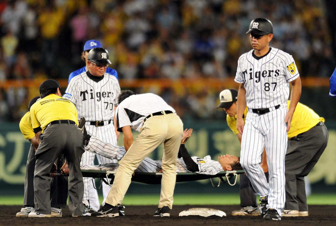 16年9月、けん制プレーで足を負傷し担架に乗せられる上本