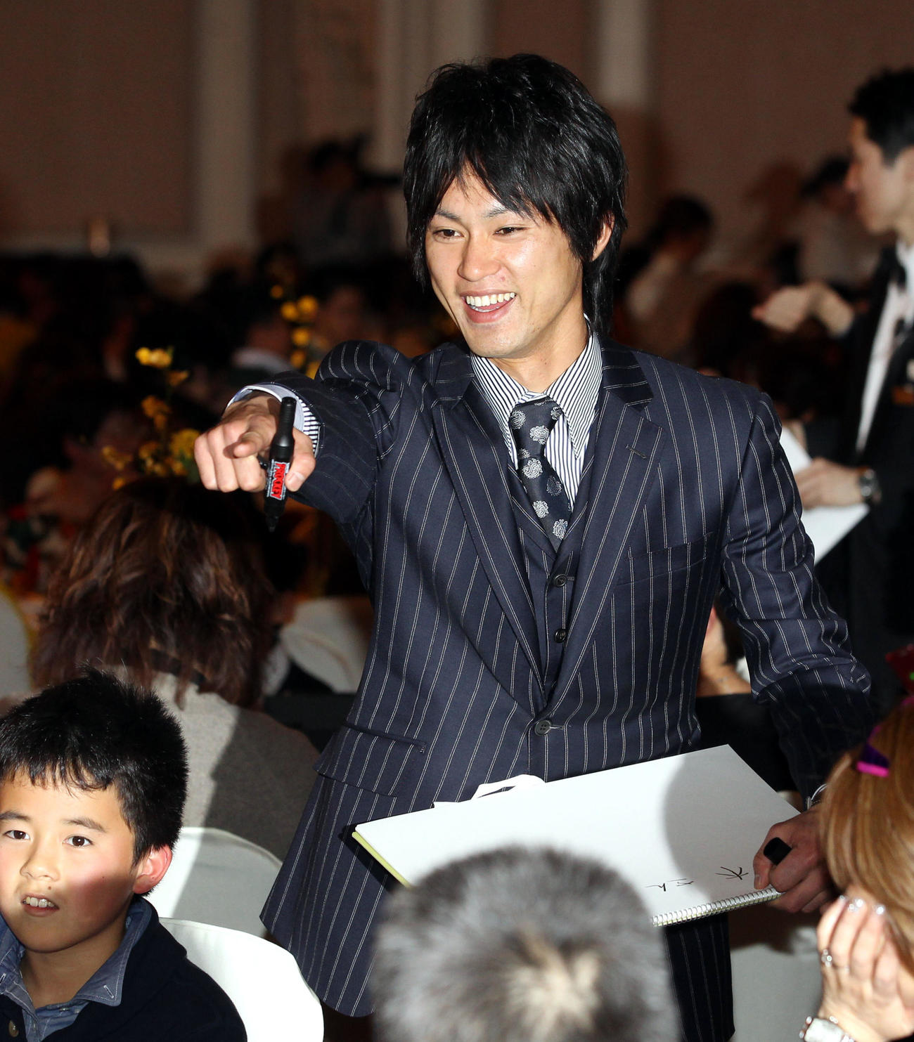 11年12月、クリスマスパーティーでファンクラブの人たちとクイズを行う上本