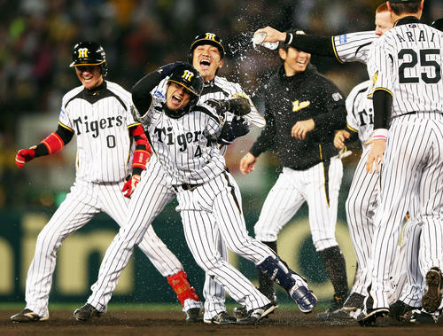 14年4月、DeNA戦でサヨナラ安打を放ち、ナインから水をかけられる上本