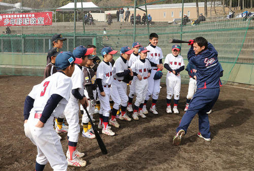 14年12月、少年野球教室で、子どもたちに打撃フォームを披露する上本