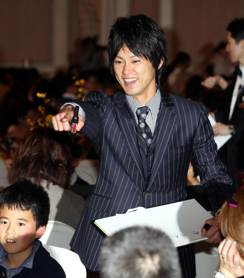 11年12月、クリスマスパーティーでファンクラブの人たちとクイズを行う上本