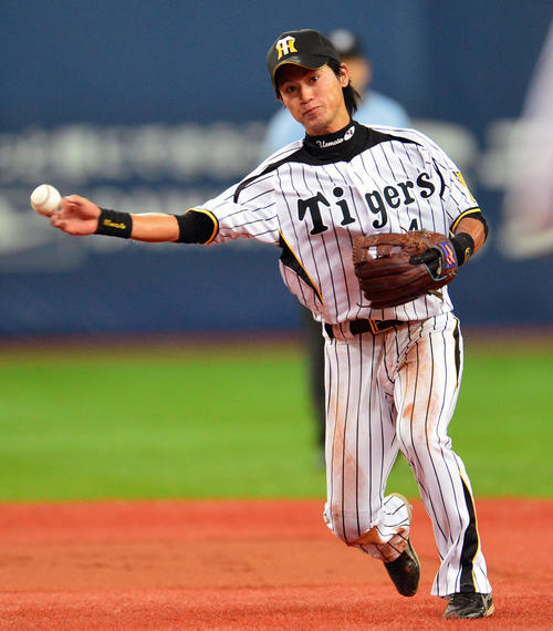 12年8月11日、広島天谷のゴロを打球を処理する上本