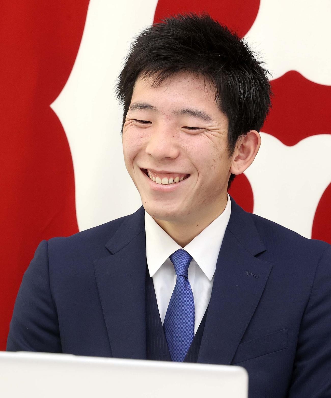 都内の球団事務所で契約更改を行い、笑顔でリモート取材に応じる巨人戸郷（球団提供）