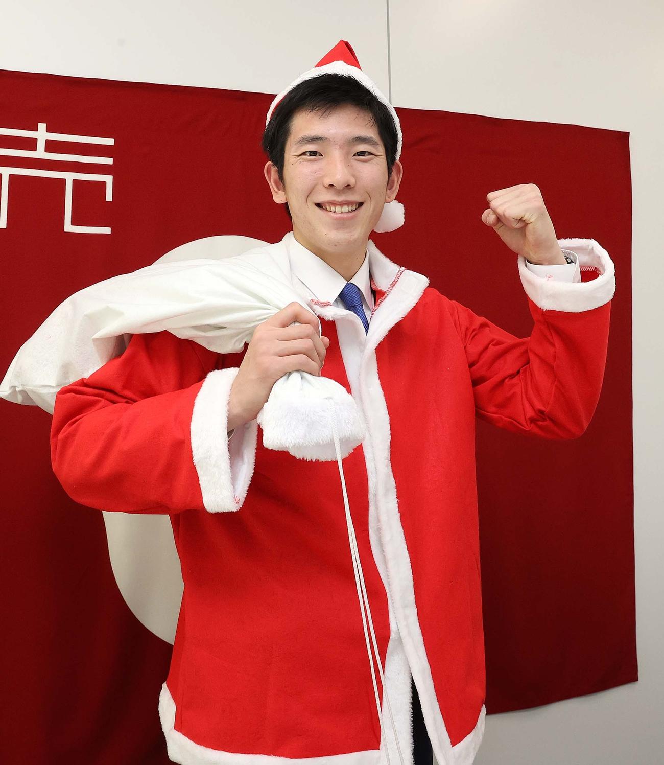契約更改のリモート会見後、サンタクロースのコスプレをしてガッツポーズする巨人戸郷（球団提供）