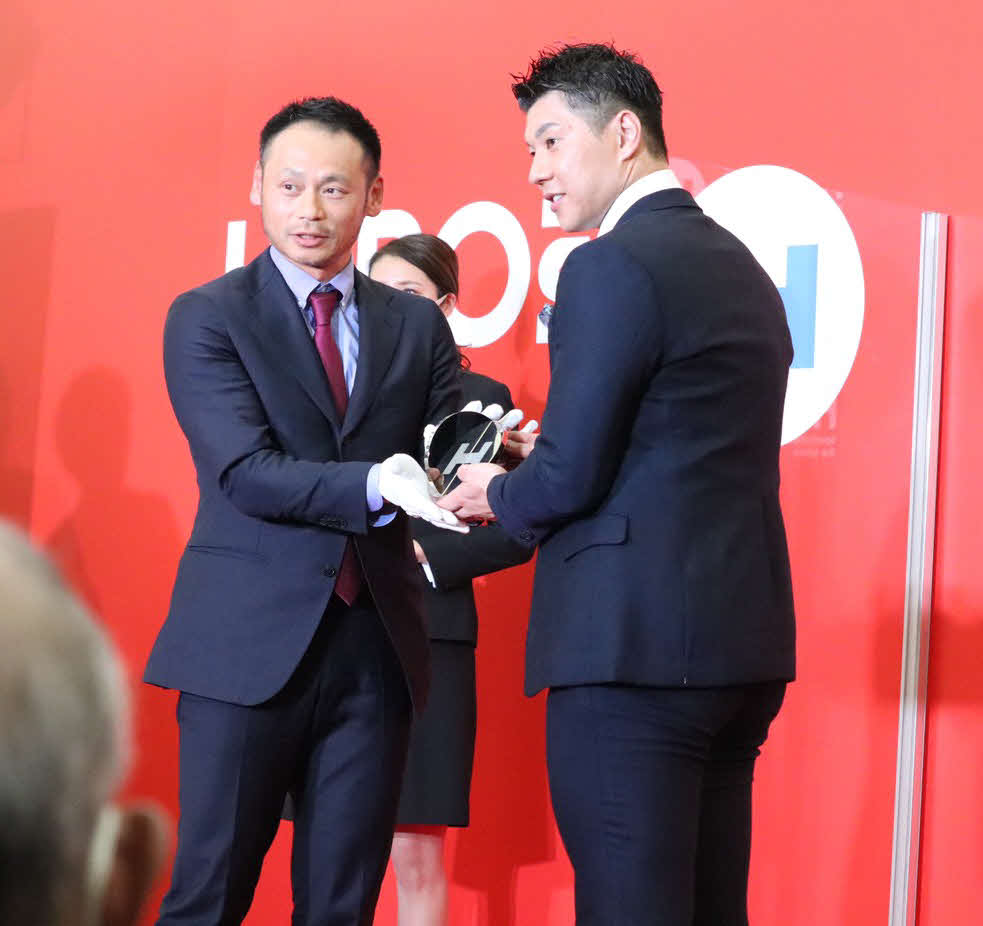 「HEROs　AWARD　2020」の授賞式に参加した巨人炭谷（右）（撮影・久永壮真）