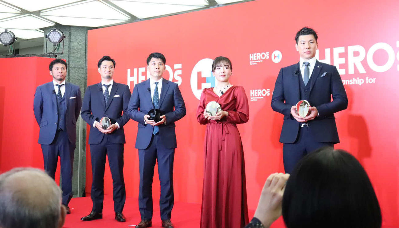 「HEROs　AWARD　2020」の授賞式に参加した巨人炭谷（右端）（撮影・久永壮真）