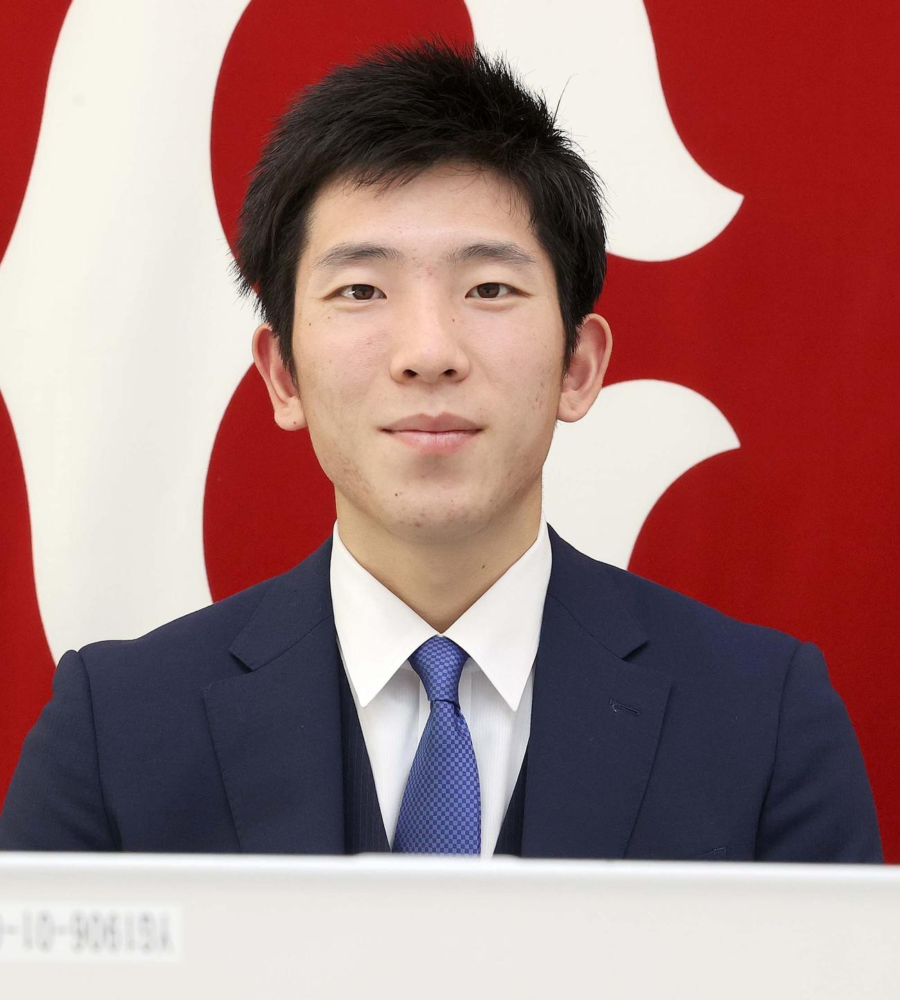 都内の球団事務所で契約更改に臨んだ巨人戸郷（球団提供）