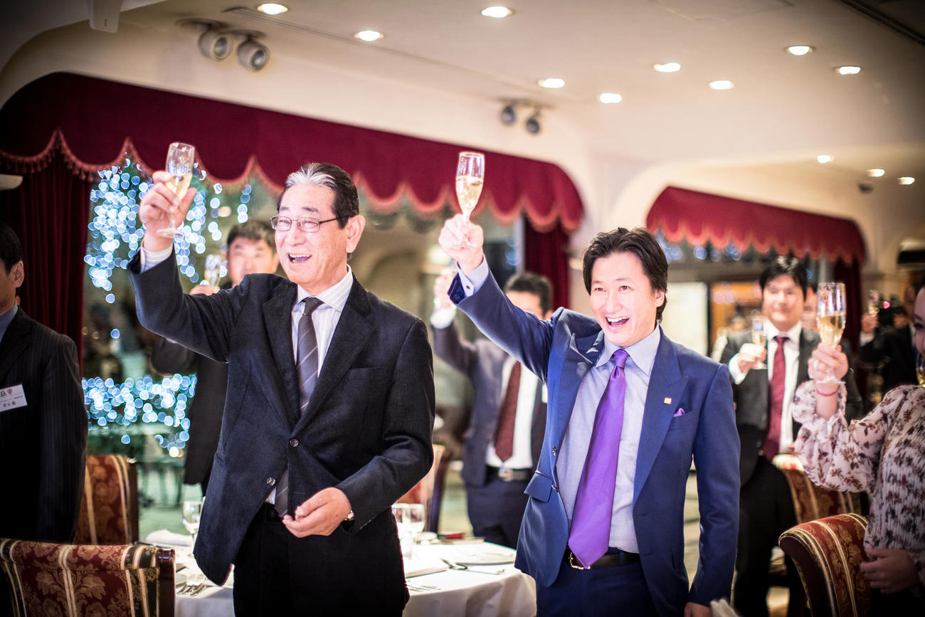 17年、「ホシノドリームズプロジェクト・アワード」に出席した星野氏（左）と近藤氏（ネクシィーズ提供）

