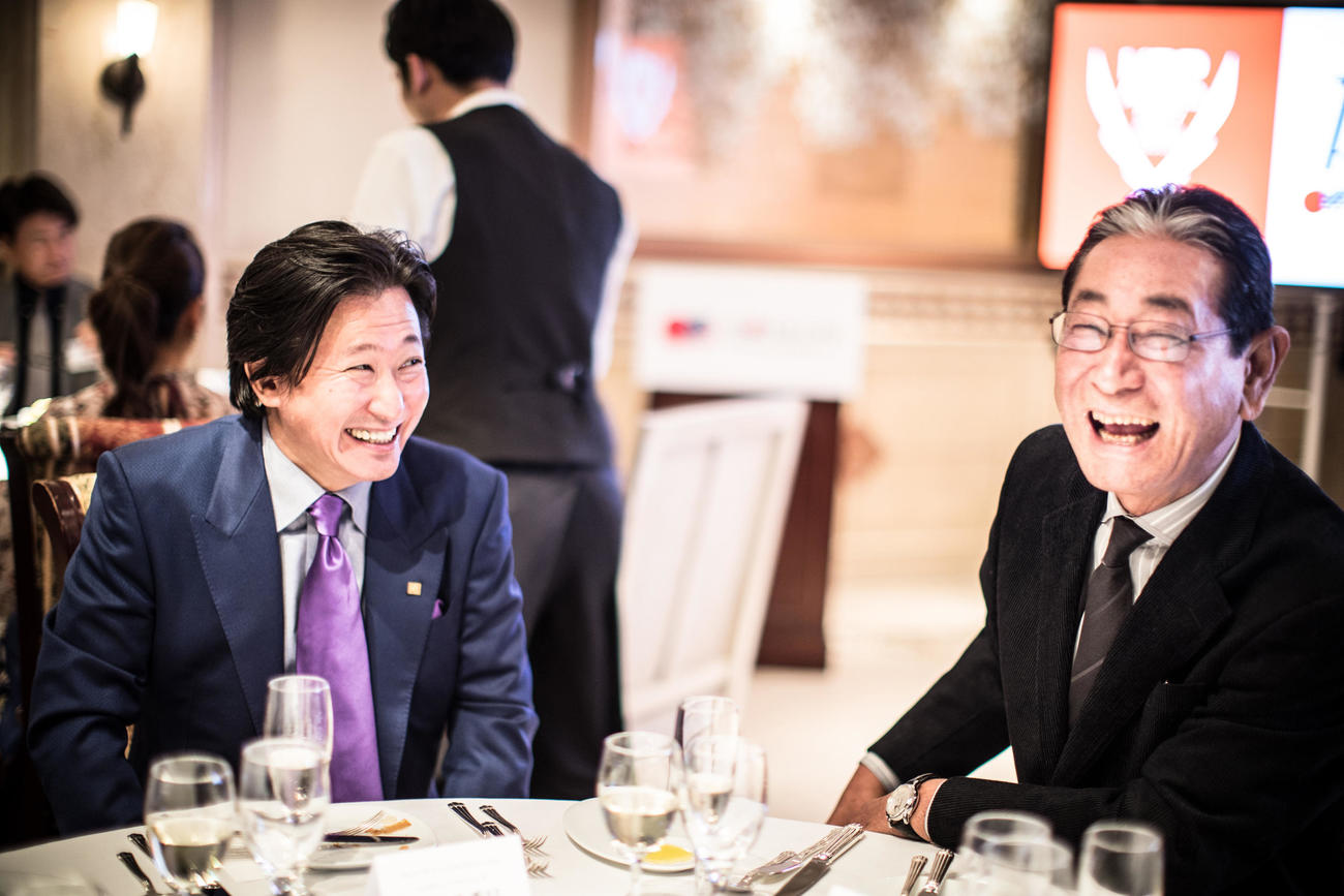 17年、「ホシノドリームズプロジェクト・アワード」で談笑する星野氏（右）と近藤氏（ネクシィーズ提供）
