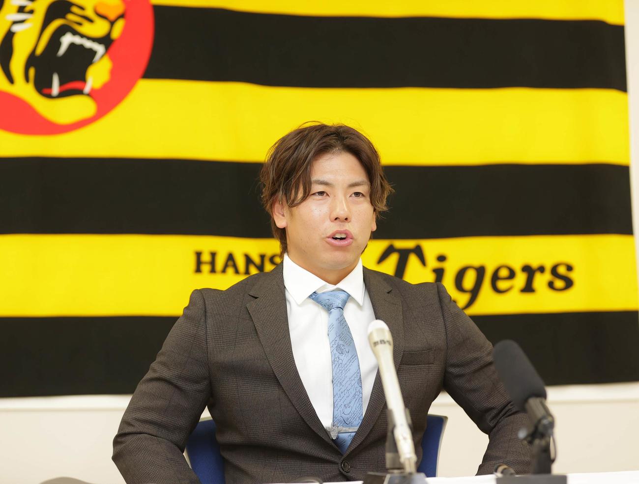 契約更改を終え、会見に臨む梅野（代表撮影）