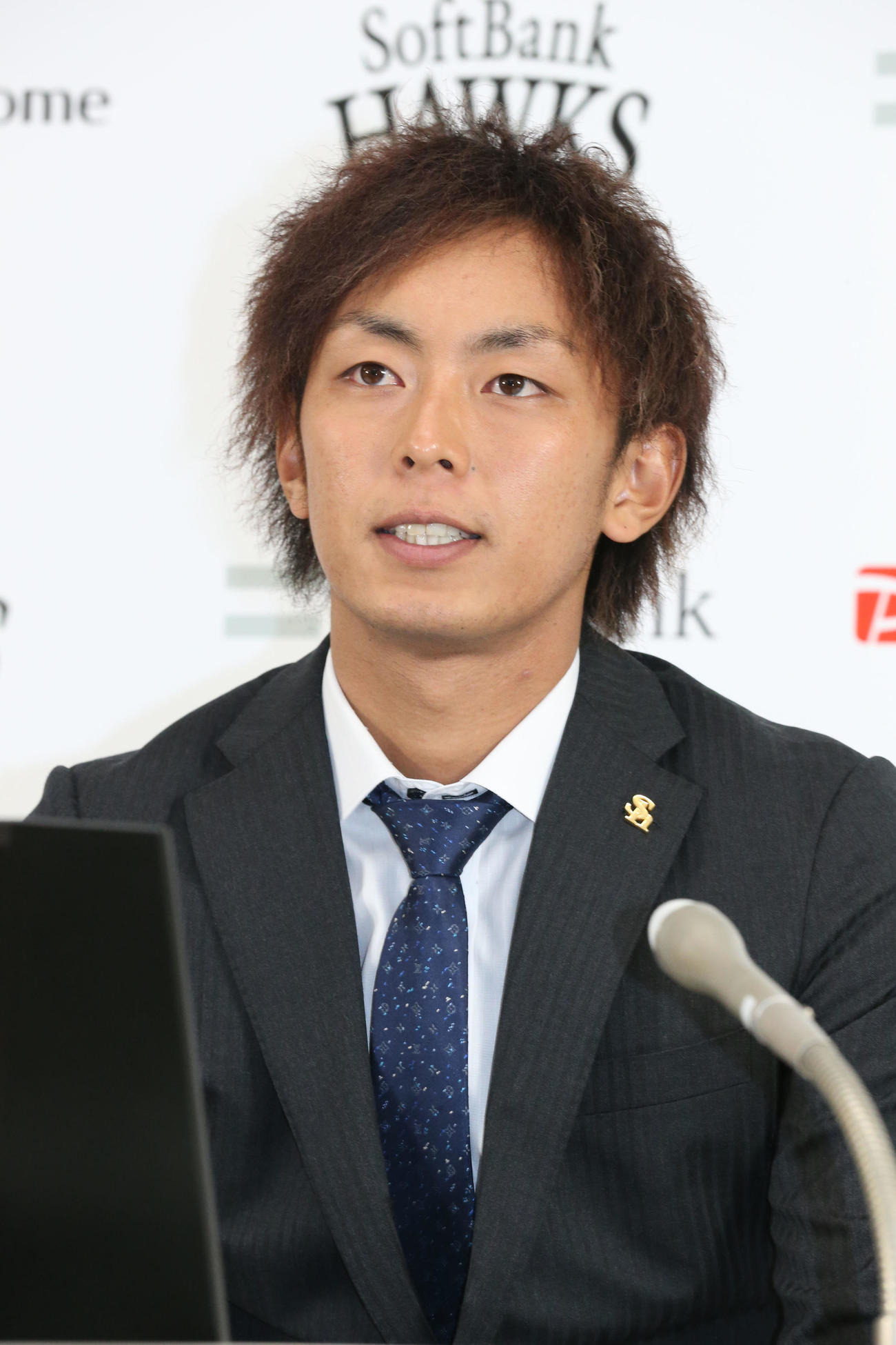 契約更改を終えた今宮は会見で話をする（撮影・梅根麻紀）