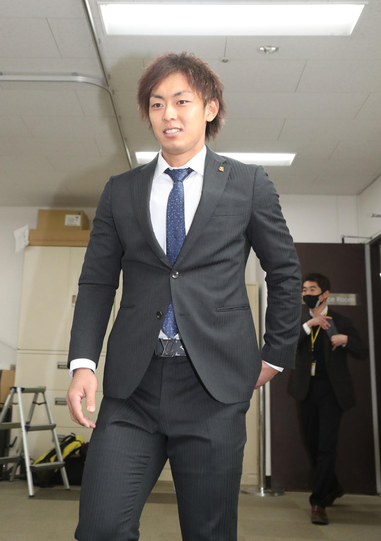 契約更改を終え会見の席に着く今宮（撮影・梅根麻紀）