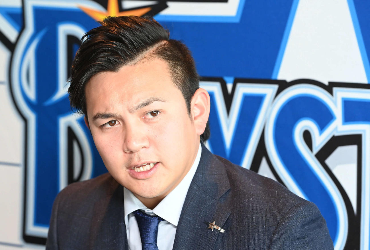 契約更改を終えてオンライン会見に臨んだDeNA山崎は険しい表情を見せる（撮影・山崎安昭）