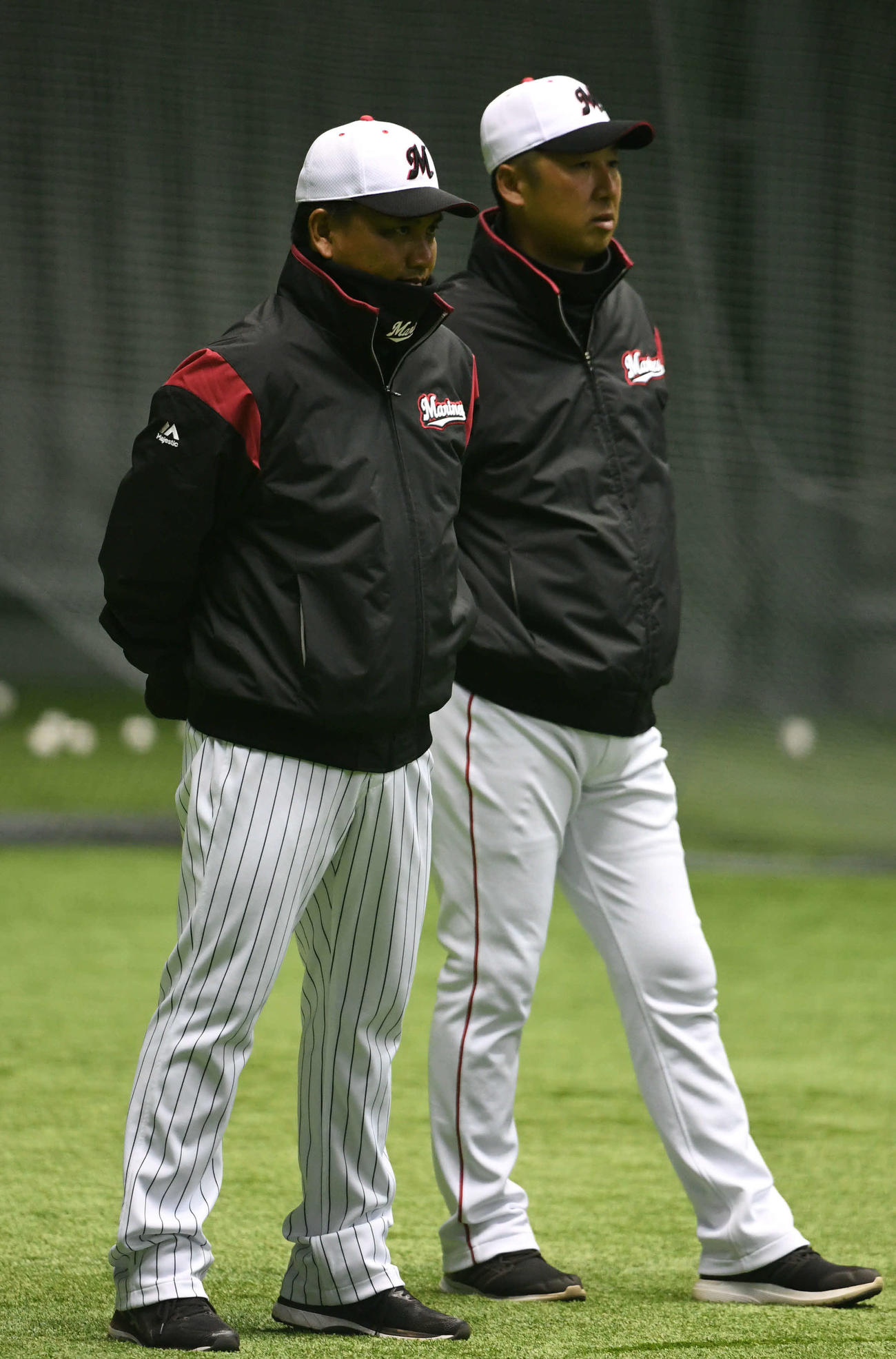今岡真訪新ヘッドコーチと練習を見守るロッテ井口資仁監督（左）（2018年3月8日撮影）