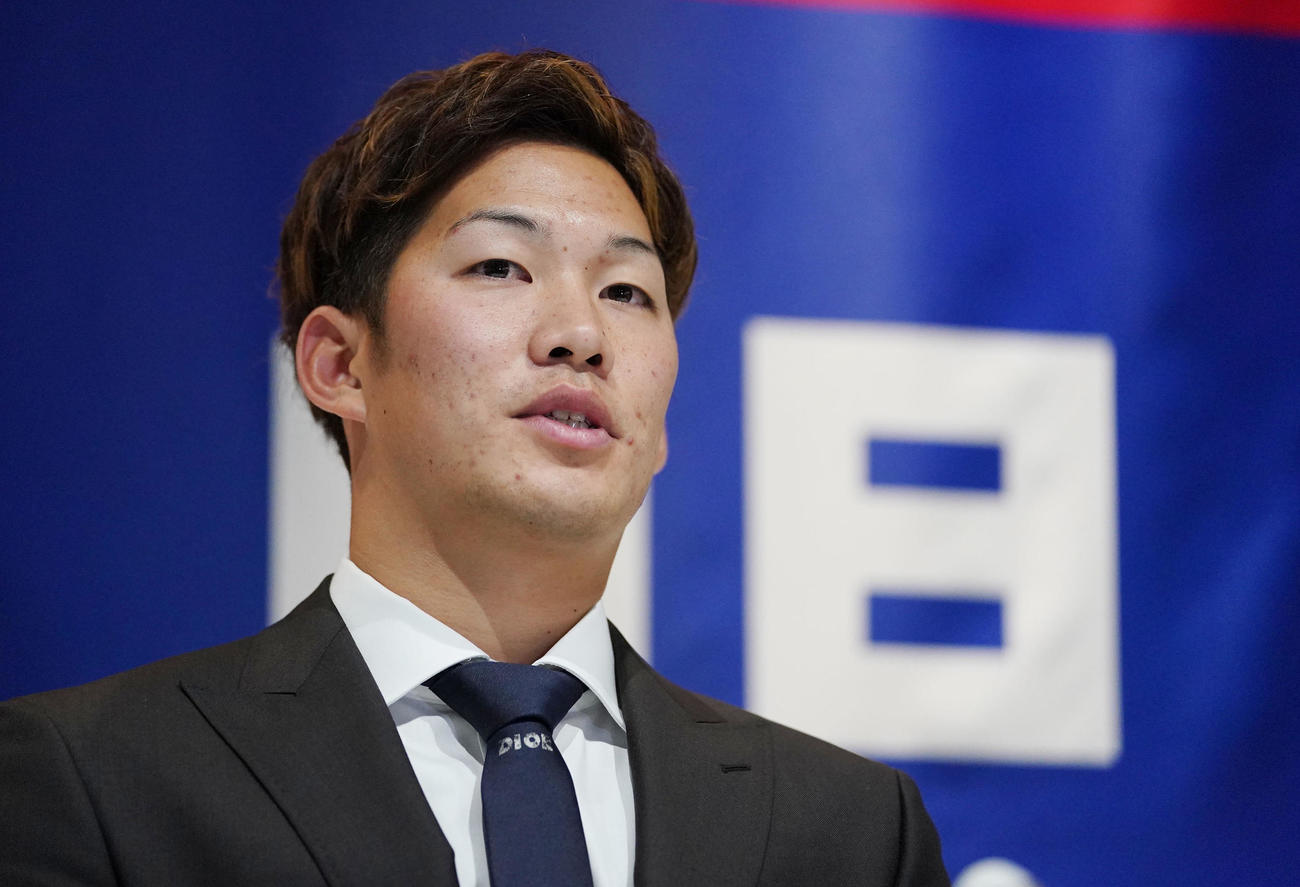 交渉を終え会見する京田陽太（撮影・森本幸一）