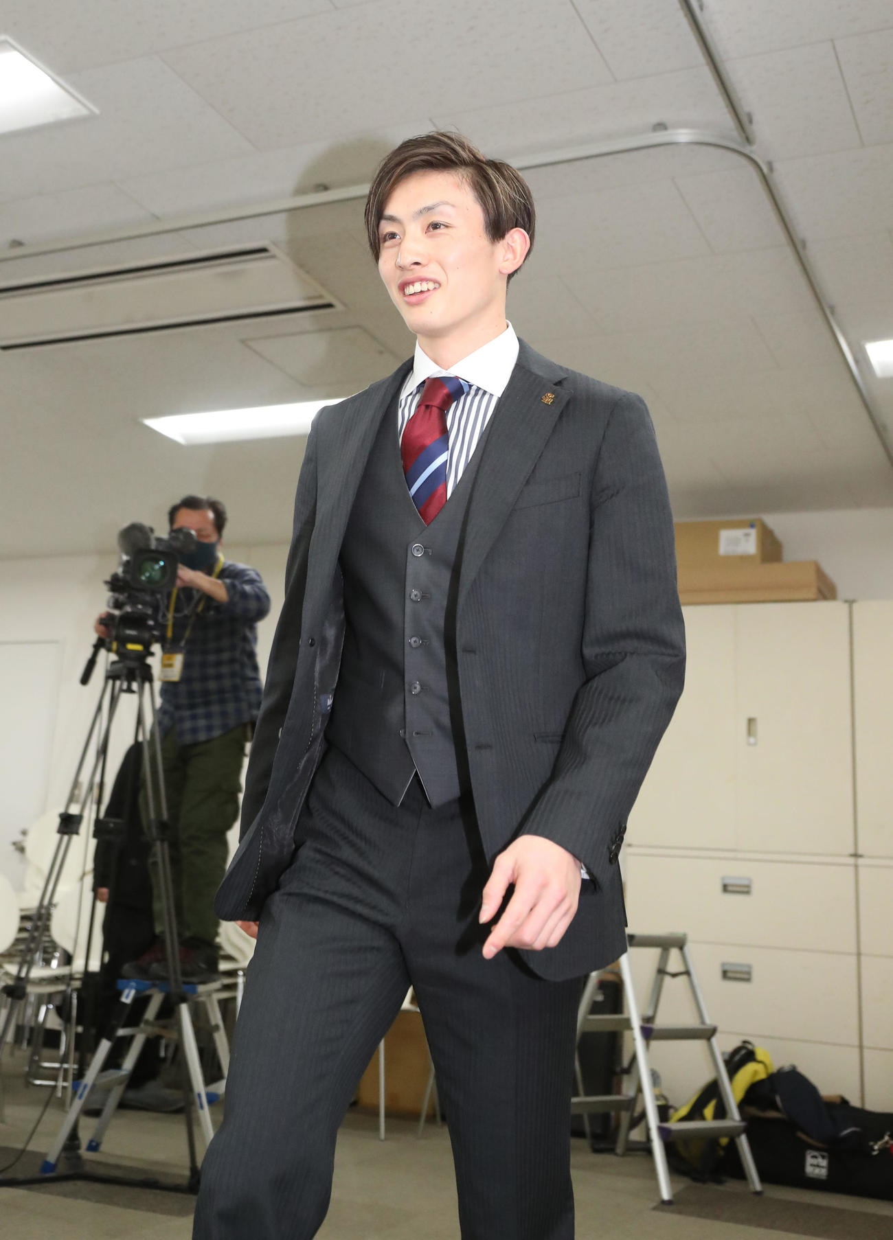 契約更改を終えた周東は笑顔を見せる（撮影・梅根麻紀）