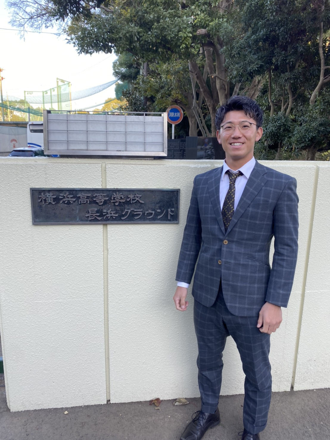 伊藤将は母校の横浜高校を訪問し、笑顔を見せる（球団提供）
