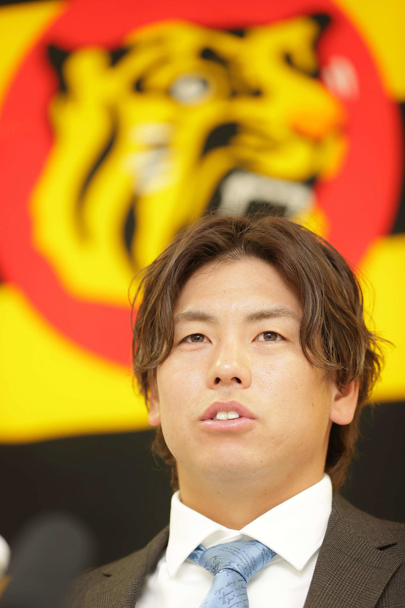 契約更改を終え、会見に臨む梅野（代表撮影）