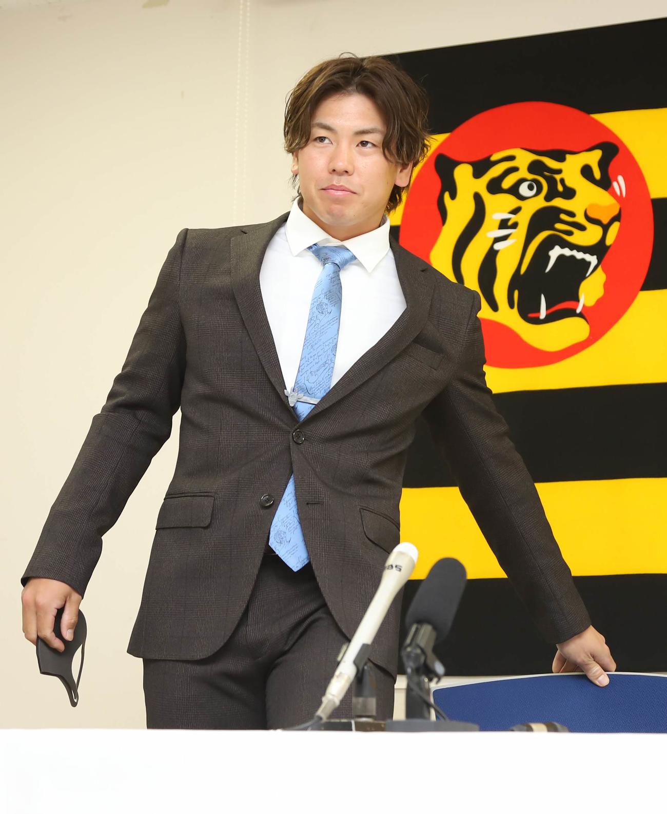 契約更改を終え、会見に臨む梅野（代表撮影）