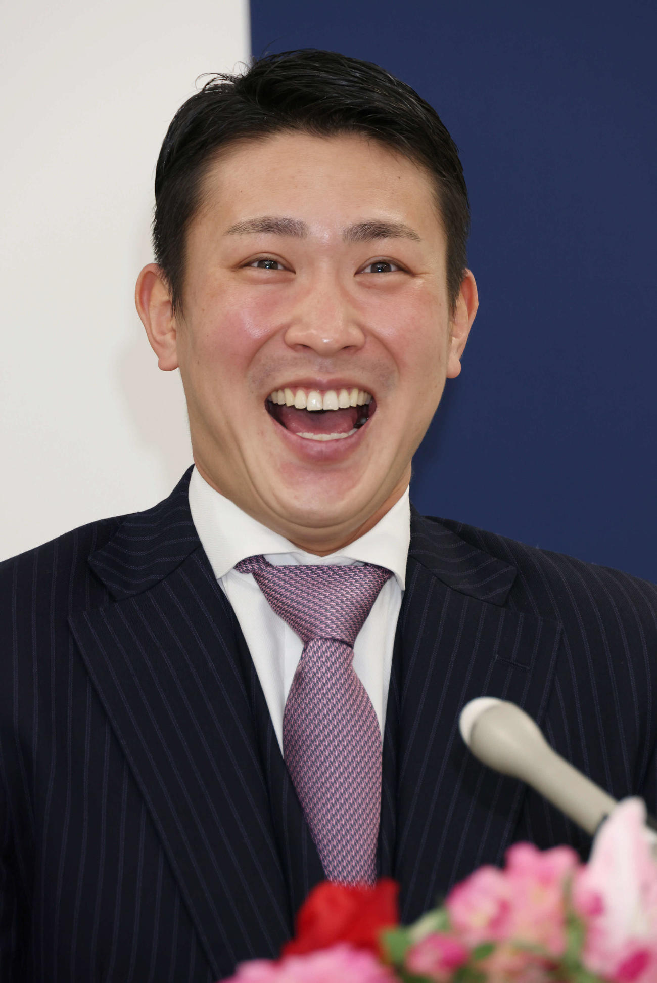 契約更改した堂林は笑顔で会見する（撮影・加藤孝規）