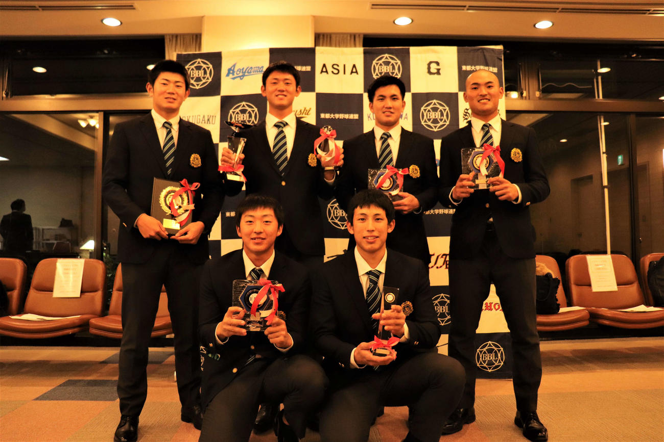 秋季1部リーグ戦で優勝し、6人の選手がタイトルを獲得した亜大の選手たち。（後列左から）青山美夏人、平内龍太、虎谷貴哉、木倉朋輝、右田稜真、天井一輝（撮影・保坂淑子）