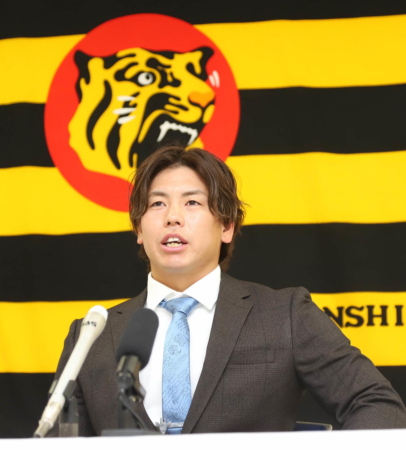 契約更改を終え、会見に臨む梅野（代表撮影）
