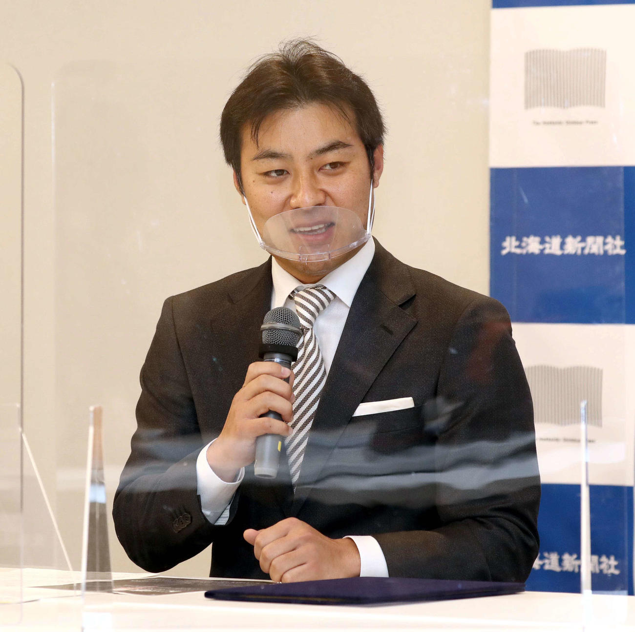 情報教育に関する包括連携協定締結式で記者会見する学校法人田中学園立命館慶祥小学校理事長の日本ハム田中SA（撮影・黒川智章）