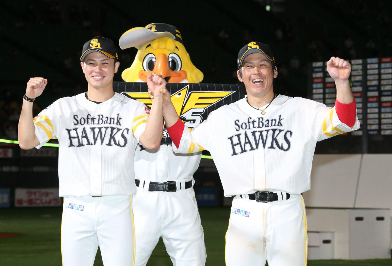 20年8月、オリックス戦で先発初勝利を挙げた笠谷（左）は甲斐と笑顔でガッツポーズ