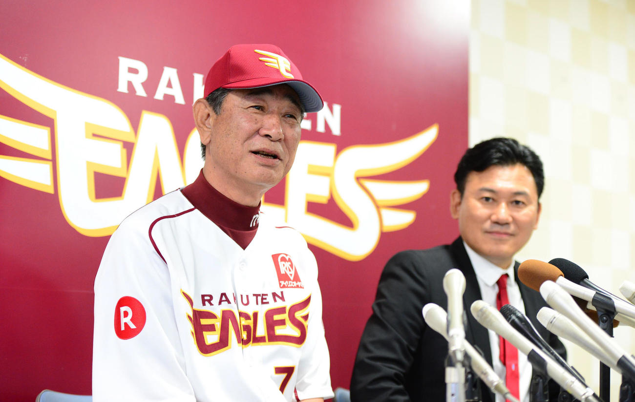 14年9月18日、退任を発表した楽天星野監督。右は三木谷オーナー