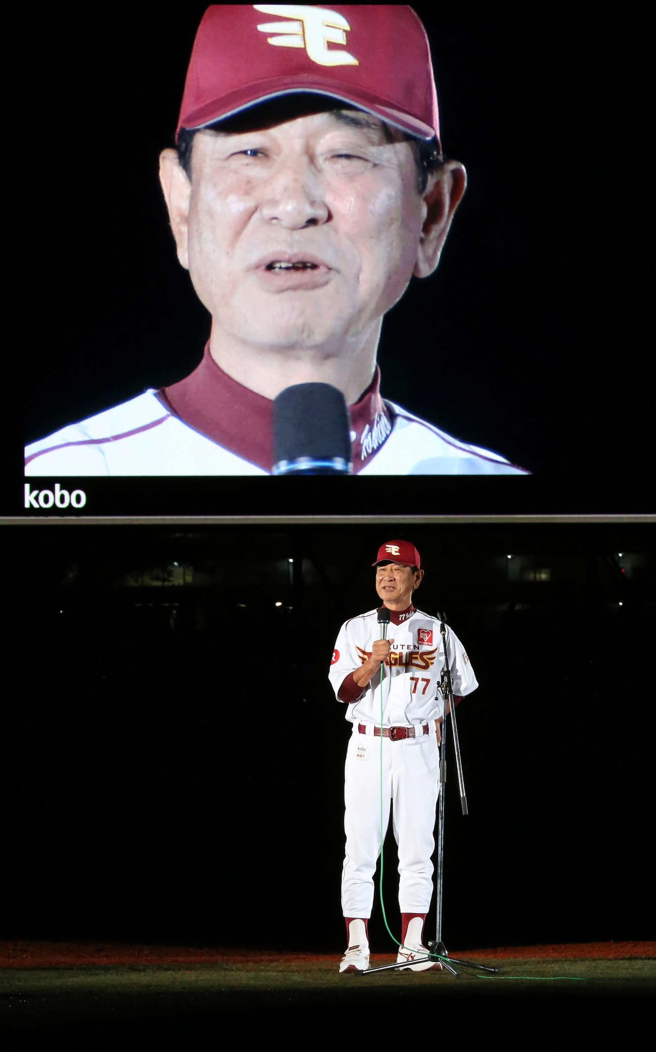 14年10月7日、退任セレモニーであいさつする楽天の星野監督