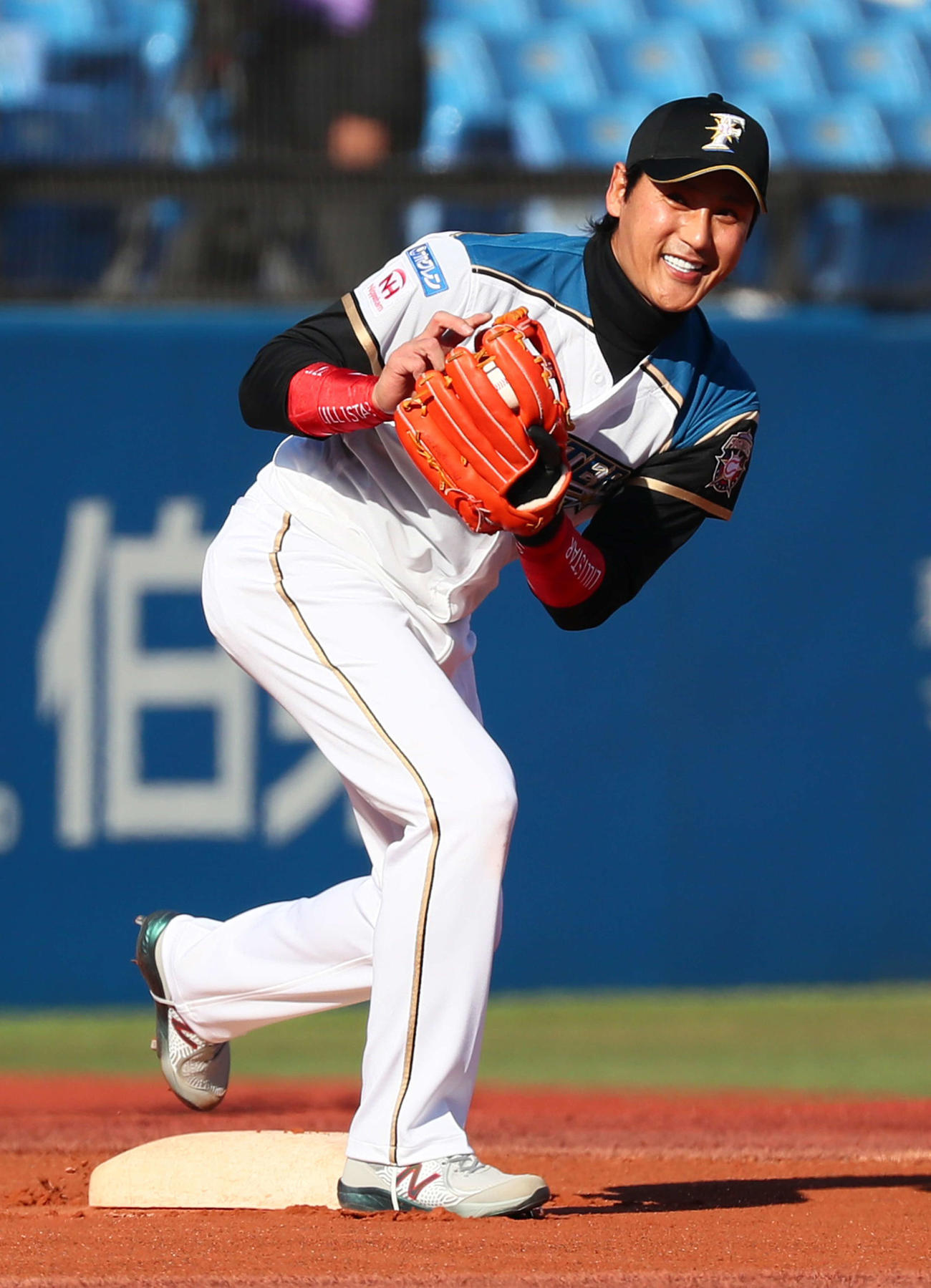 12月7日　12球団合同トライアウトでノックを受ける新庄氏